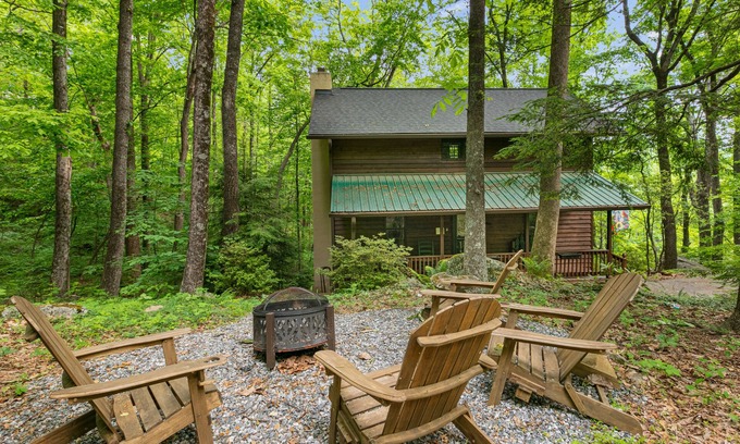 Lake Lure House | Rustic log cabin in Rumbling Bald with firepit, deck, & pool access