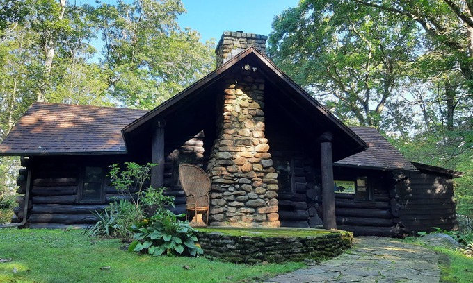 Douglas Cabin | Rustic Log Cabin on the Lake