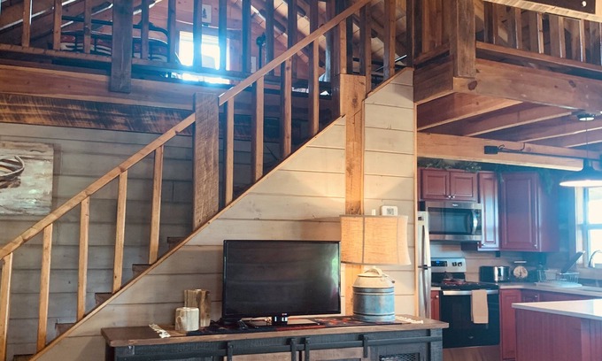 Stoutsville Cabin | Rustic Log Cabin on Mark Twain Lake