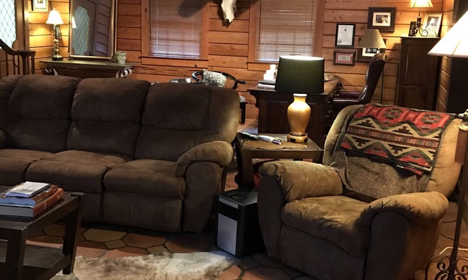 Grenada House | Rustic log cabin with 5 beds in a private setting, minutes Grenada Lake & town.