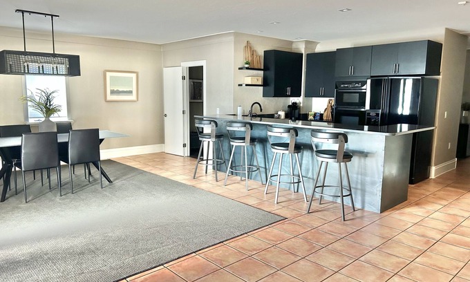 Billings House | Rustic Modern secluded home minutes from Billings shopping and restaurants