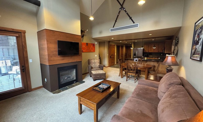 Kellogg Condo | Rustic Penthouse Condo with Large Community Spa Room.