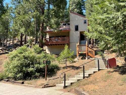 Yosemite West Villa | Rustic Retreat