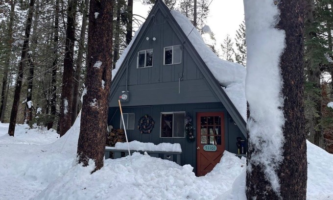 Pla-Vada Woodlands Cabin | Rustic River Retreat - Pet Friendly - WIFI - 12 minutes to Sugar Bowl Resort