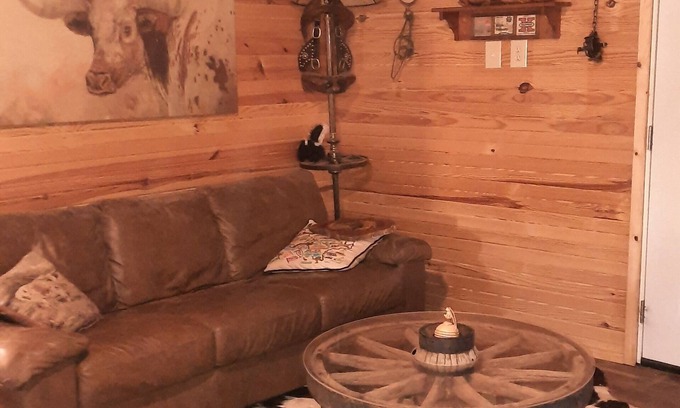 Lafayette County House | Rustic romantic lakefront cabin!