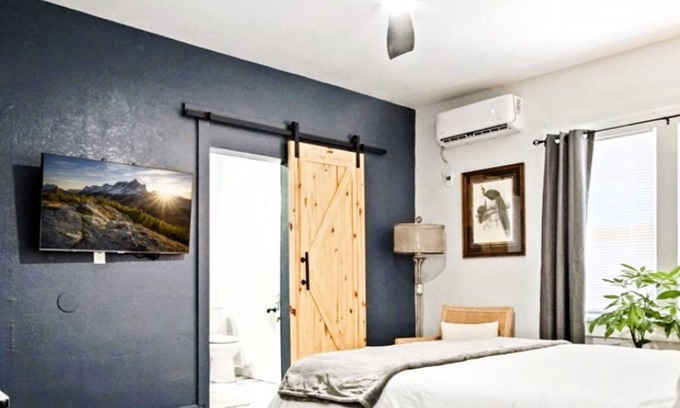 Central Oklahoma City Apartment | Rustic Studio Rain Shower 3min-asian Dist