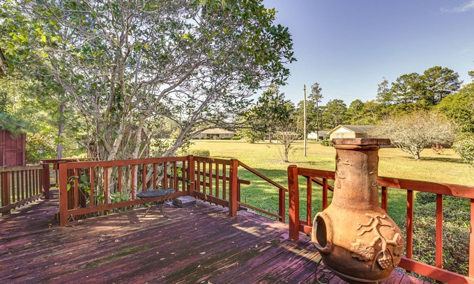 Thomasville Cottage | Rustic Thomasville Home w/Deck: 2 Mi to Downtown!