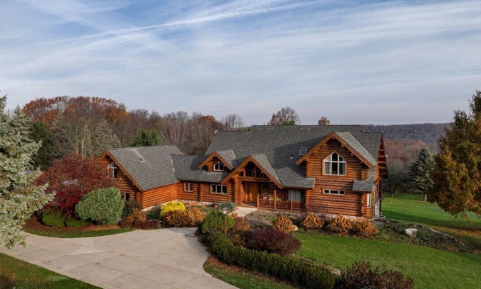 Salem House | Rustic Timber Lodge w/Hot Tub-Sleeps 16