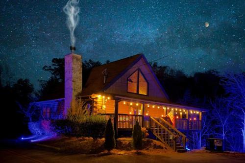 Sevierville House | Ryes and Shine Bootlegger's Cabin! Hot Tub* Pool* Arcade* Billiards *EV * Pet Friendly