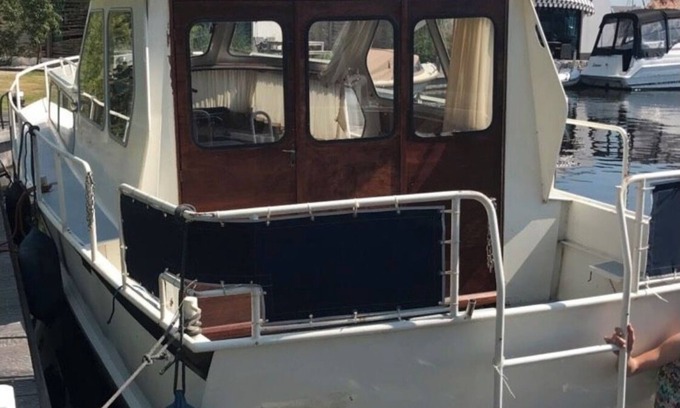 Uberseestadt Boat Rental | Süße Motoryacht Bremen City