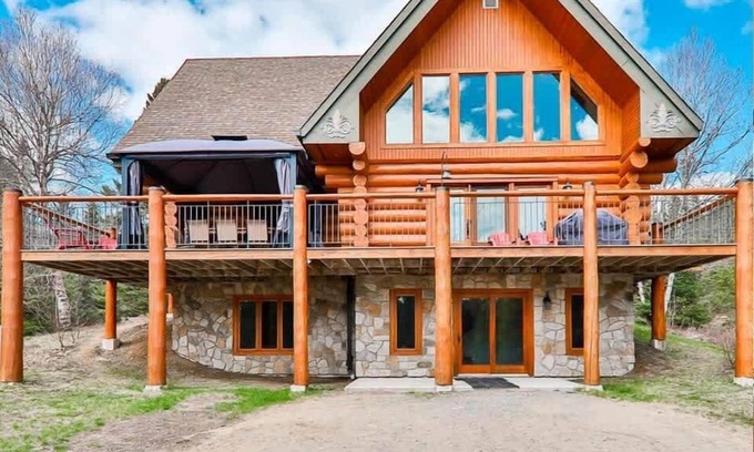 Mont-Tremblant Ski Chalet | Sainte-Lucie Luxury, Chalet with Hot Tub, River & Sauna!