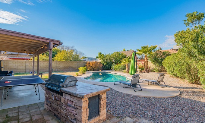 Glendale House | SAFE & COZY RETREAT👙PRIVATE POOL🥩BBQ🏓GAMES