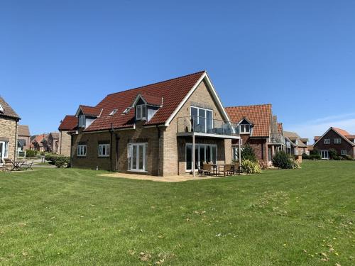 Filey House | Sailaway Cottage at The Bay Filey, sleeps 8-10, pet-free