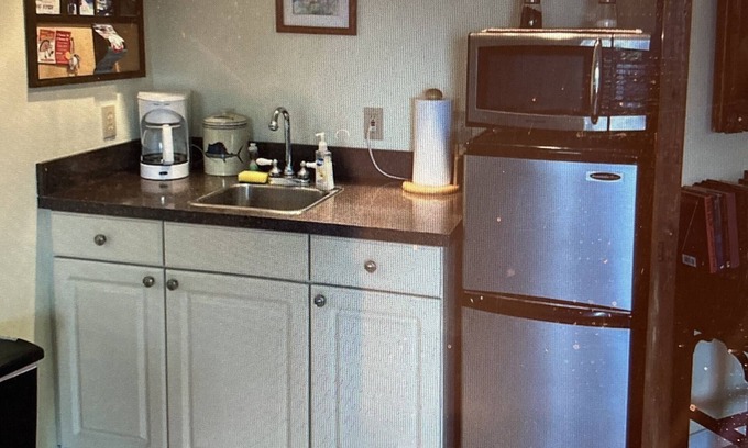 Cedar Key Apartment | Sailor's Choice - NON SMOKING Apartment in Downtown Cedar Key with Gulf Views!n