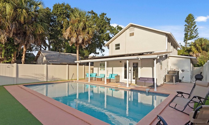 Bradenton House | Saltwater Pool & Putting Green: Bradenton Oasis