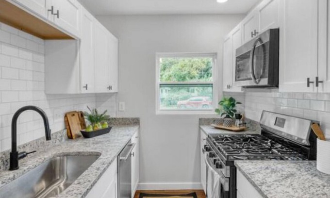 North Charleston Cottage | Salty Bottom Bungalow. Chic Renovated 3-bed, 2-bath in the center of Charleston!