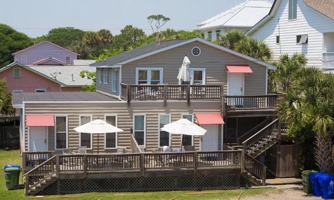 Sunset Point Villa | Salty Shack Unit C - Salty Shack - Dog Friendly Home - Across from the Beach - Central Location!