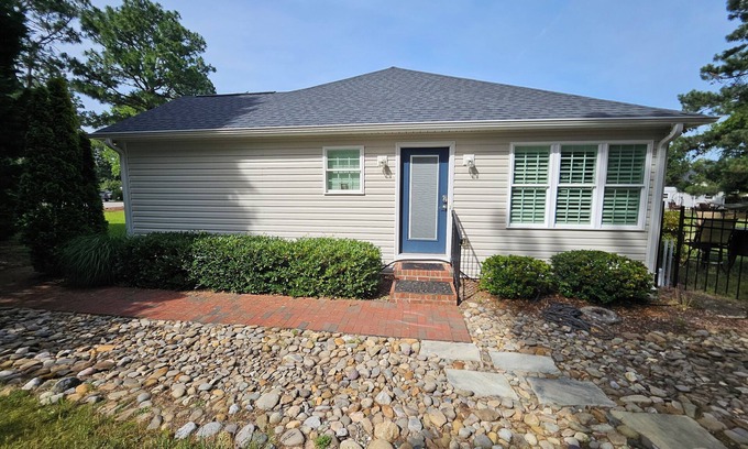 Southern Pines Apartment | Sam's Place. UPDATED LISTING! Relax in the hot tub after a day of golf!