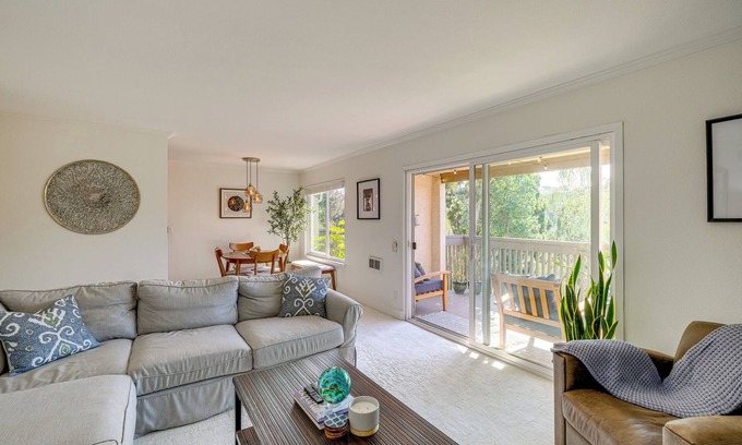 La Jolla Village Condo | San Diego Condo w/Pool Access ~ 2 Mi to Beach!