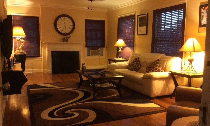 South Central Houston Apartment | SANCTUARY: Huge 2/1 apt, K & Q BR, wifi, W&D. Near MedCntr, DT, NRG, TSU/UH