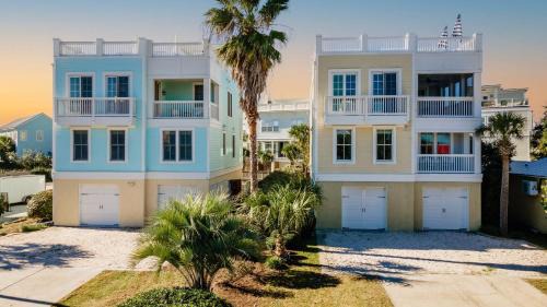 Isle of Palms House | Sand Dune Sea Shell by AvantStay Gorgeous 2 Home Rental w 12 BRs