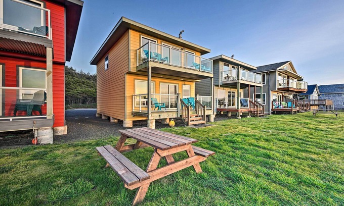 Waldport Cottage | Sanderling Sea Cottages, Unit 9 with Ocean Views!