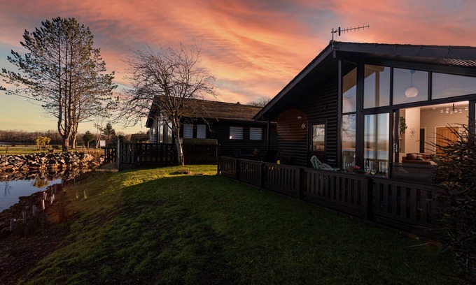 Carnforth Cabin | Sandmartin Lodge a lakeshore haven @ Pine Lake Resort