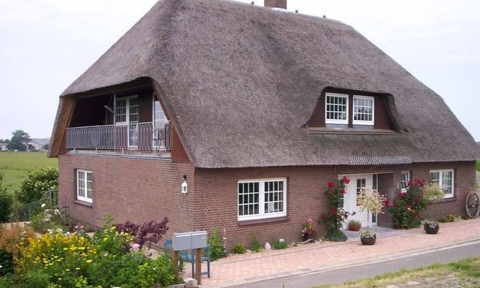 Galmsbull Apartment | Sandpiper - thatched house, garden, sauna, close to the beach