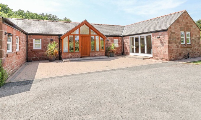 Frankby House | SANDSTONE COTTAGE, family friendly, with a garden in West Kirby