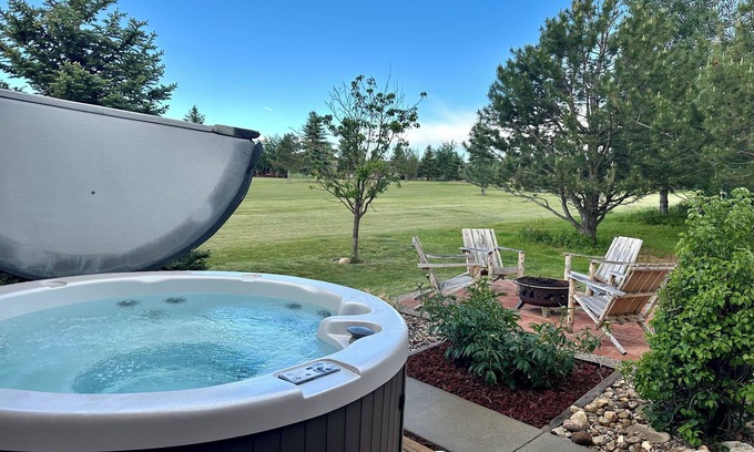 Red Lodge House | Sans Souci Cabin has great Views, Dog Friendly, Hot Tub & on the Golf Course.