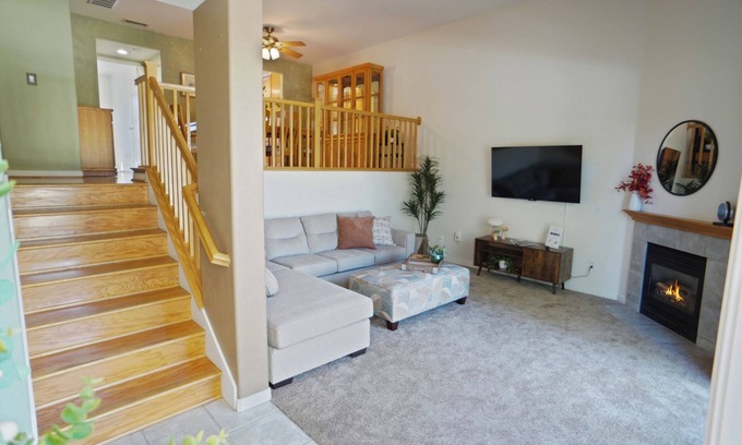 Stevenson Ranch House | Santa Clarita Luxury Retreat min. from Magic Mtn, the Cube, Hurricane Harbor.
