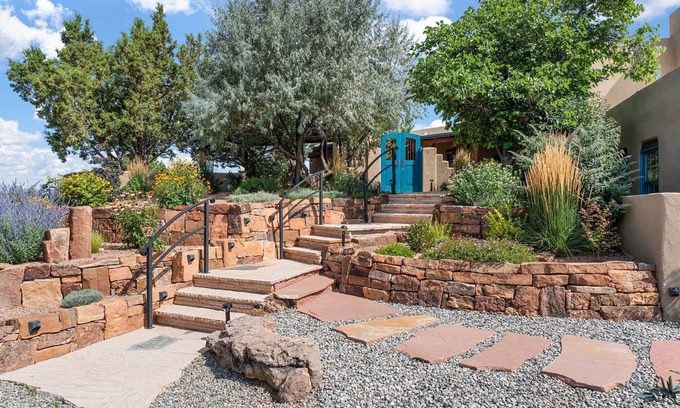 La Tierra House | Santa Fe Luxury | Hot Tub, Views , Fire Pit | Close to Plaza | Monthly Rates