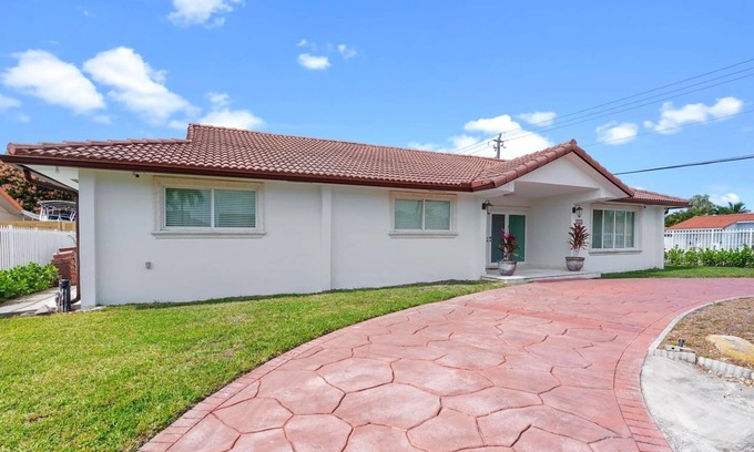 Ludlam House | Santorini · Casa Santorini - Big Pool, BBQ & Free Parking