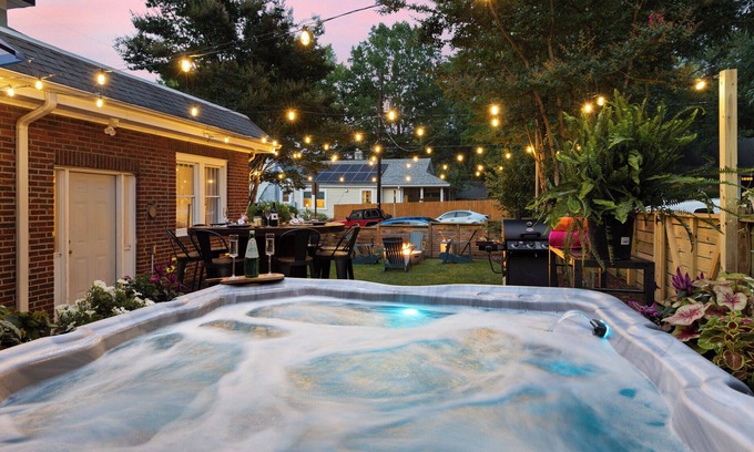 Duke Park House | Sara P Duke Studio Hot Tub DOWNTOWN