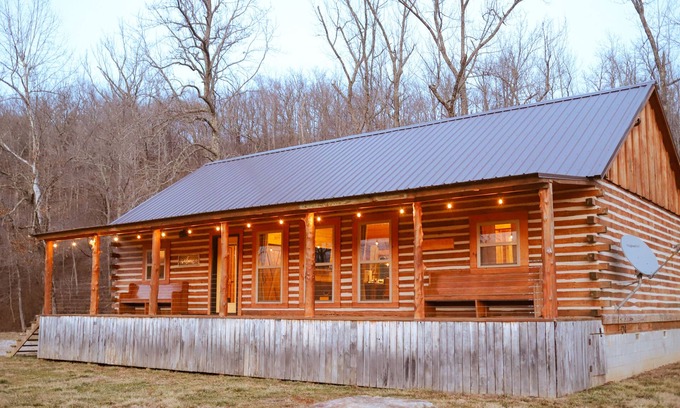 Combs Cabin | Sassafrass lodge on the ozarks Pig trail scenic highway