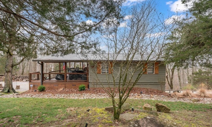 Clarkson House | Sassy Cove Lakehouse on Nolin Lake