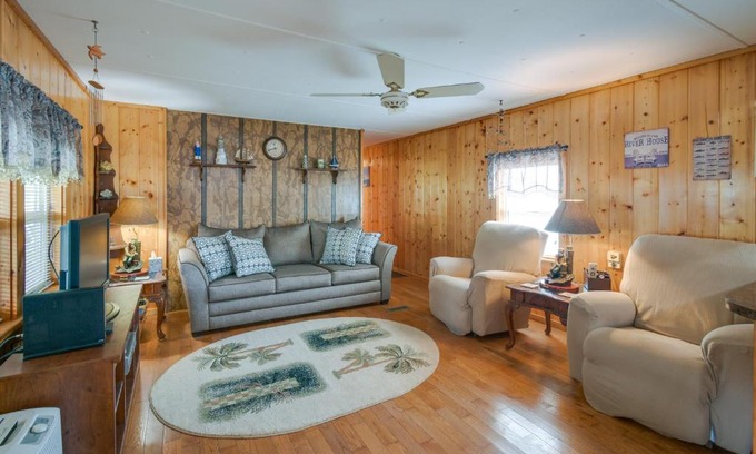 Satsuma House | Satsuma Home with Fire Pit and Dunns Creek Access!