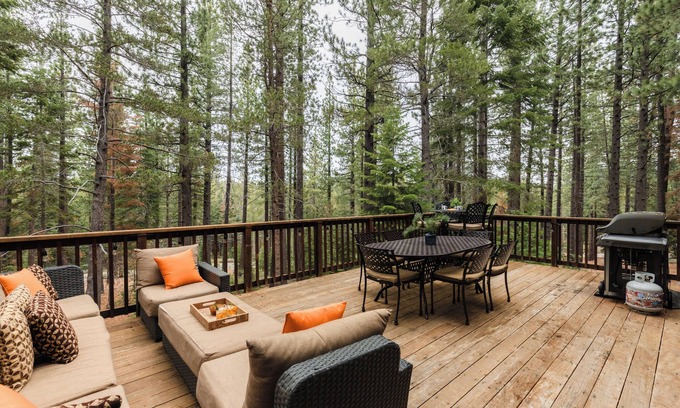 Tahoe Paradise House | Sauna, Climbing Wall, EV Charger, Arcade, Pool Table, Spa – The Monarch