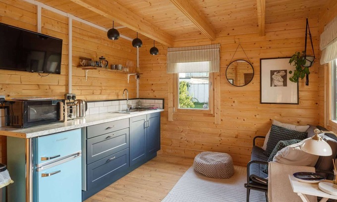 Littleham Cabin | Scandi-Style Cabin in Bideford, Private Parking