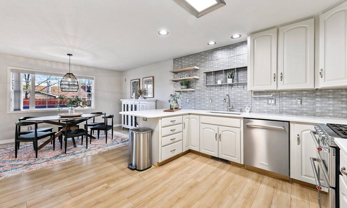 Loveland House | Scandinavian Chic – Hot Tub, Bikes and Lake Life!