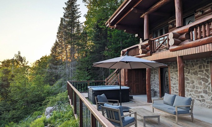 Saint-Faustin-Lac-Carre Ski Chalet | Scandinavian Log House – Golf, Spa & Sunny Summer Lake Getaway