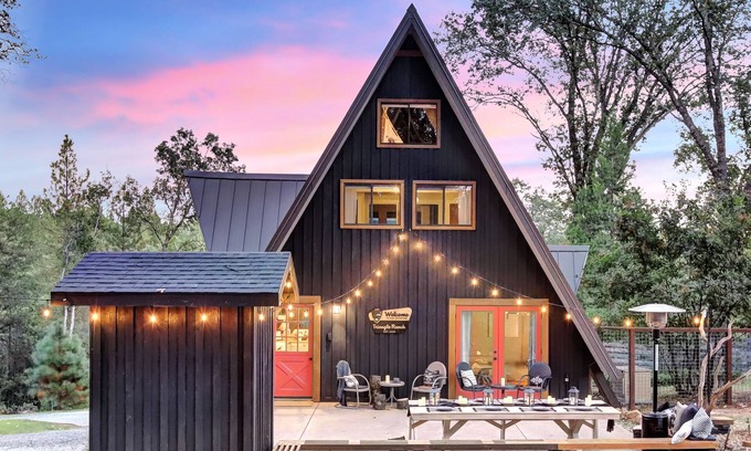 Grass Valley Ski Chalet | Scenic A-frame - Hot Tub, Basketball Court, Treehouse, Outdoor theater!