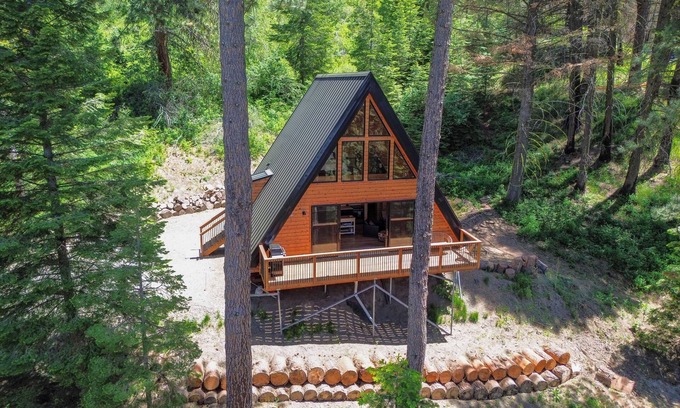 Cascade Cabin | Scenic A-Frame Retreat – Main A-Frame & Cozy Little A-Frame, Borders Public Land