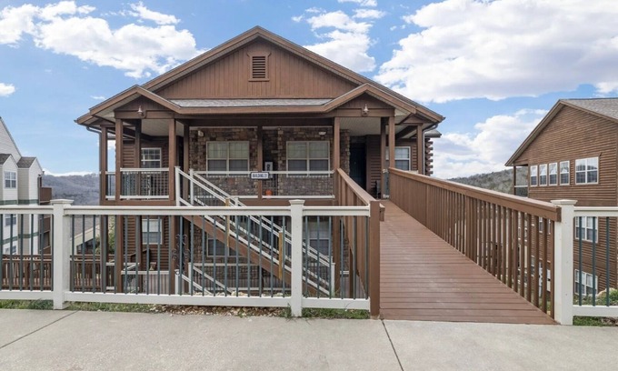 Indian Point Cabin | Scenic Mountain Log Cabin by Silver Dollar City & Table Rock Lake!