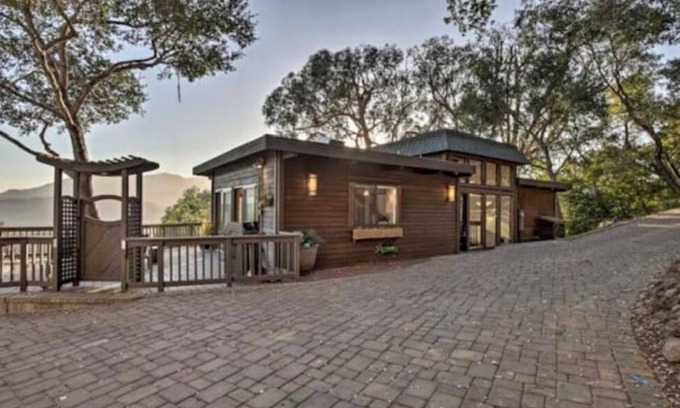 San Anselmo House | Scenic Sequoia: A Chic California Hillside Retreat