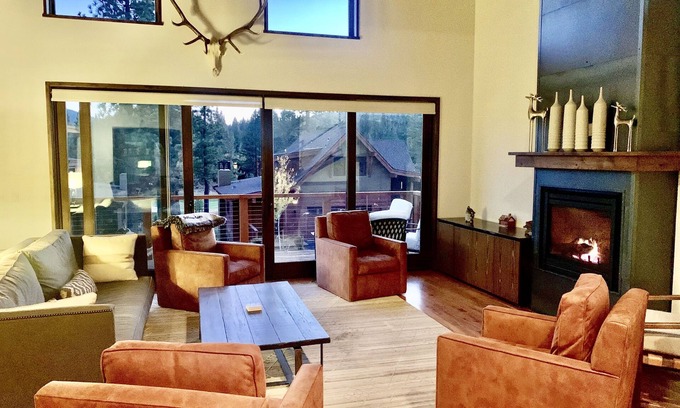 Ponderosa Palisades House | Schaffer's Mill, luxurious 2,864 sq. ft contemporary townhome, dogs considered.