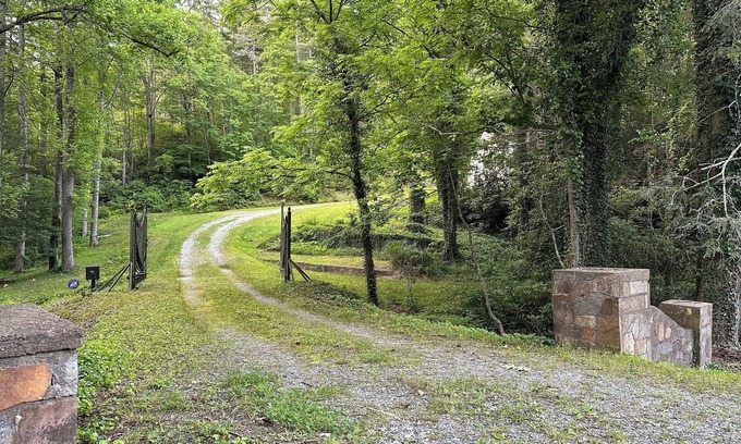 Rosman Cottage | Schalk's Big Woods Cottage