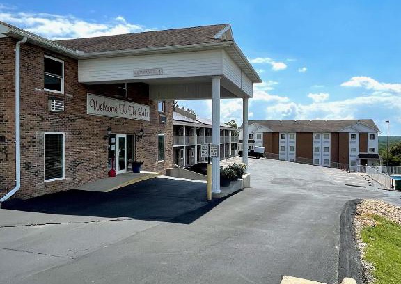 Osage Beach Hotel | Schmidt's Creek Hotel