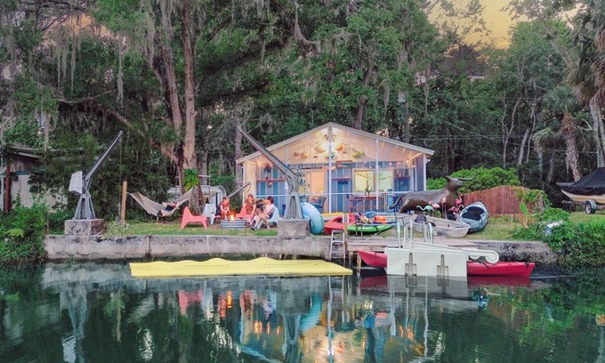 Weeki Wachee Gardens Cottage | Screened Lanai/Clear Kayak/Waterfront/Fire Pit