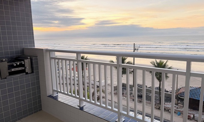 Mongagua Apartment | Seafront apartment with barbecue on the balcony and swimming pool